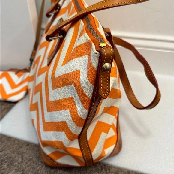 Dooney & Bourke Chevron Tangerine and White tote bag with matching pouch - Picture 3 of 12